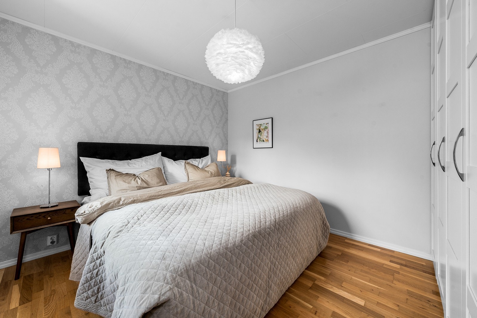 Soverom i første etasje med god plass til dobbeltseng og garderobeløsning. Galleribilde