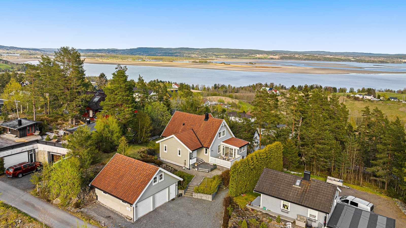 Eiendommen ligger skjermet til i et etablert og rolig nabolag, med umiddelbar nærhet til skog og mark. Flott utsikt til Øyeren! Galleribilde