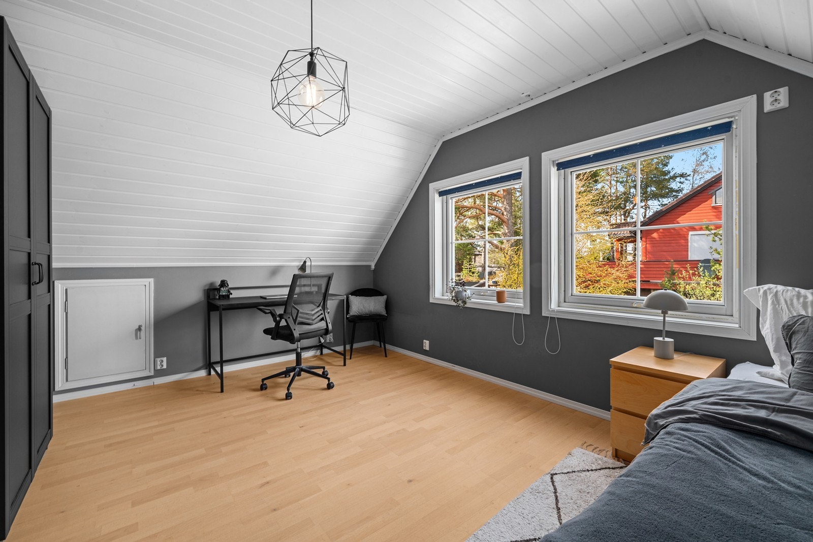 Det andre rommet på loftet er også av god størrelse, med plass til både seng og arbeidsplass. Galleribilde