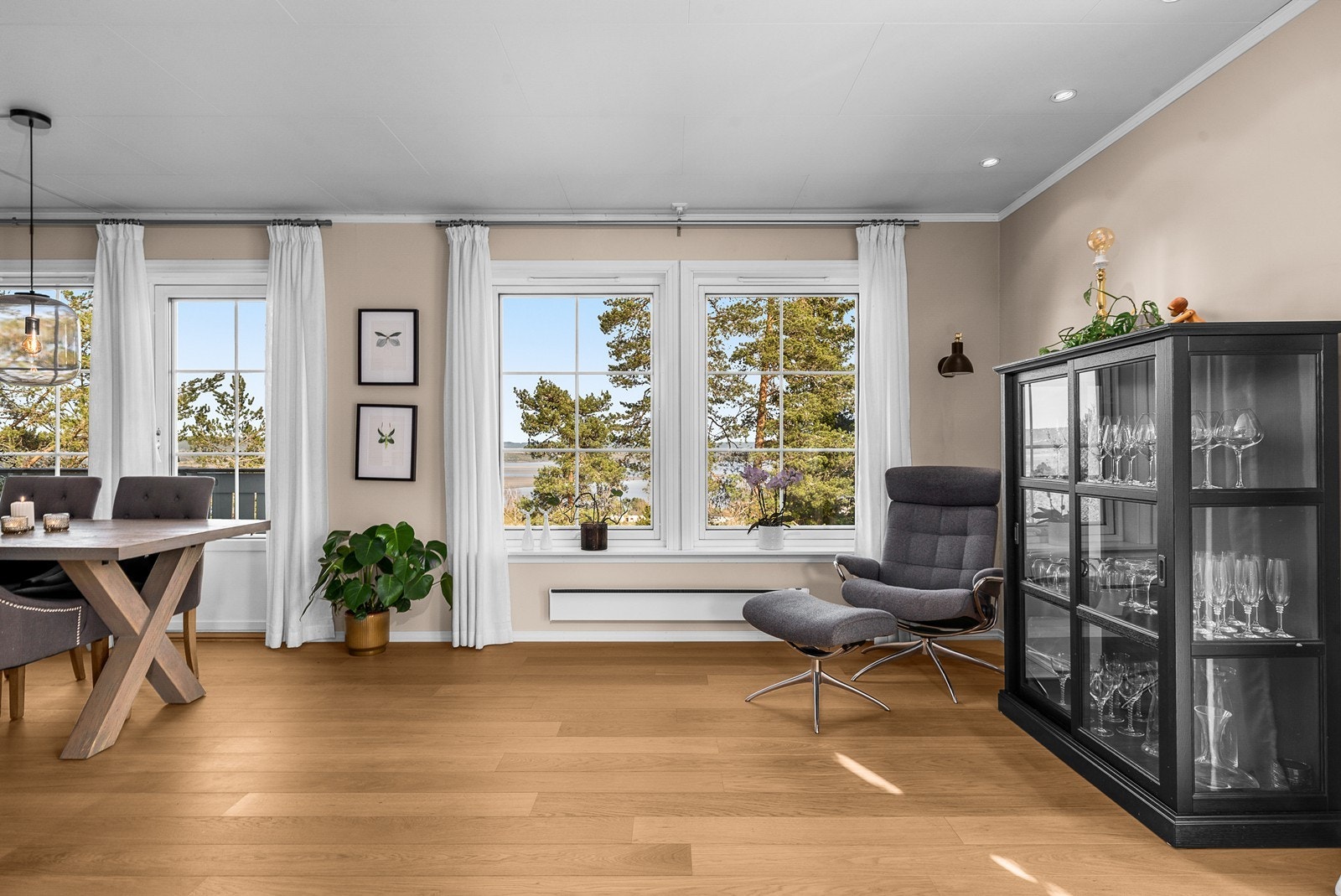 Parkett på gulv og lyse veggflater gir et godt utgangspunkt for personlig innredning. Galleribilde