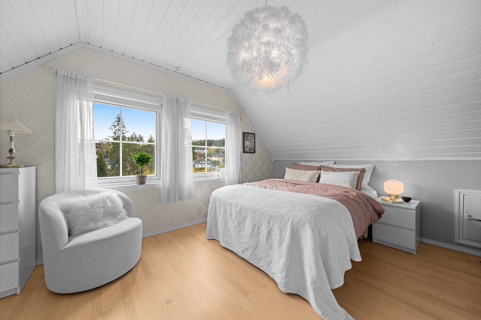 Rommet har god plass til dobbeltseng og møblement. Galleribilde