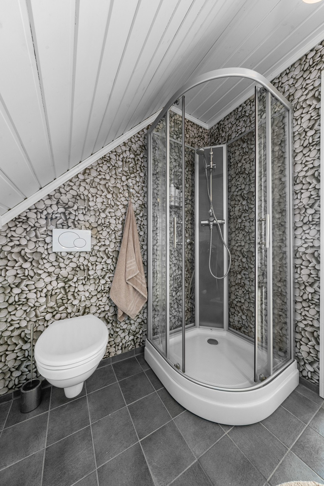 Badet er utstyrt med et praktisk dusjkabinett. Galleribilde