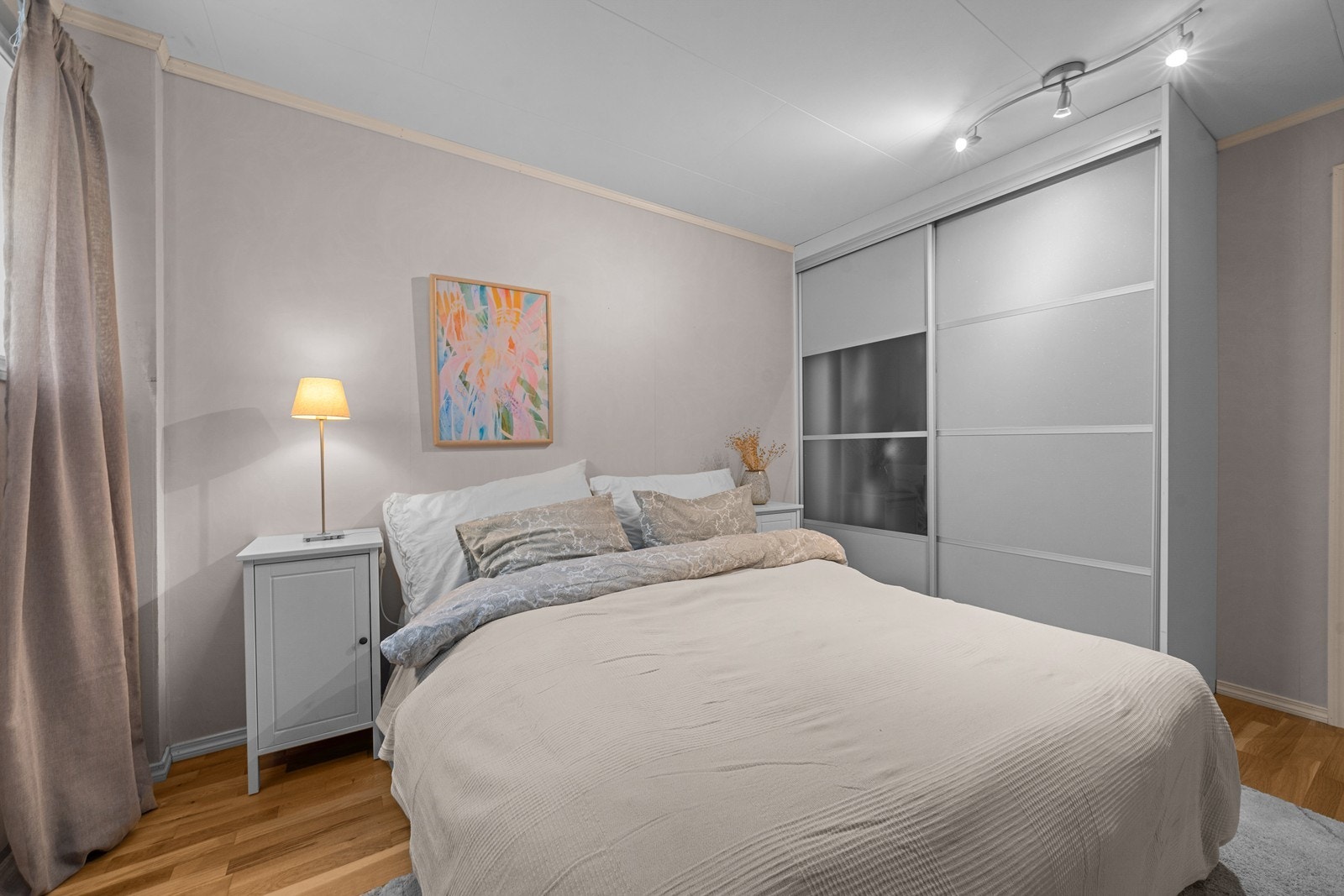 Rommet har plass til dobbeltseng og en stor skyvedørsgarderobe. Galleribilde