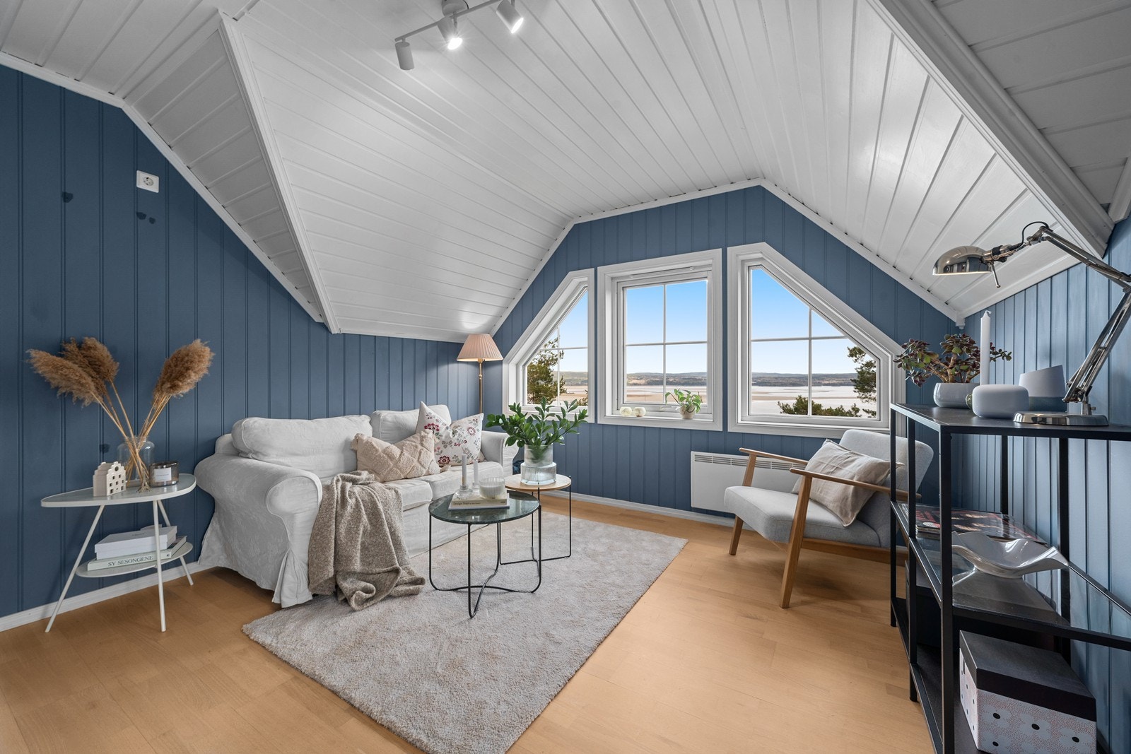Loftstuen er et hyggelig oppholdsrom med plass til en komfortabel sittegruppe. Galleribilde