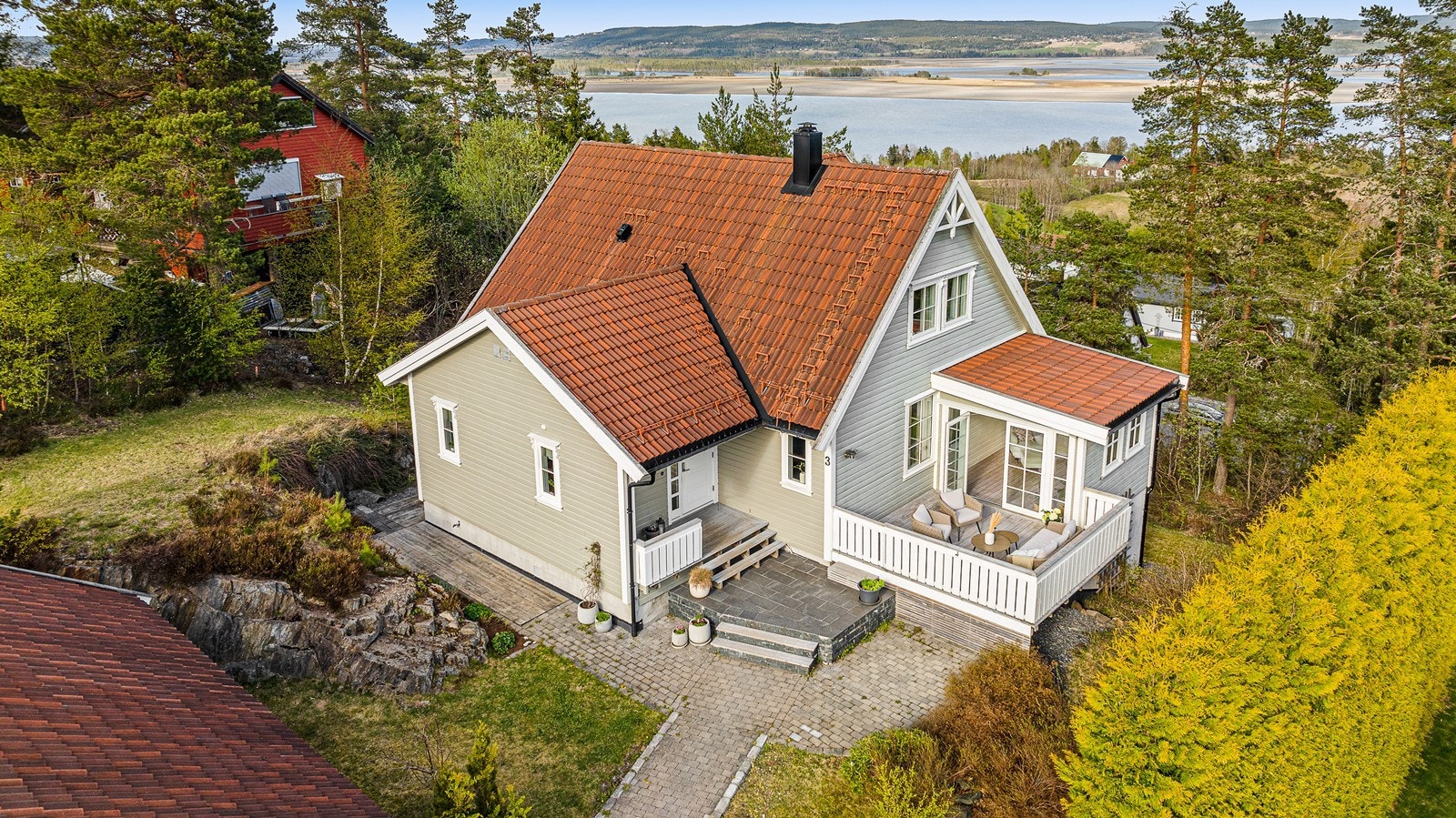 Ved inngangspartiet er det en vestvendt platting med belegningsstein. Galleribilde