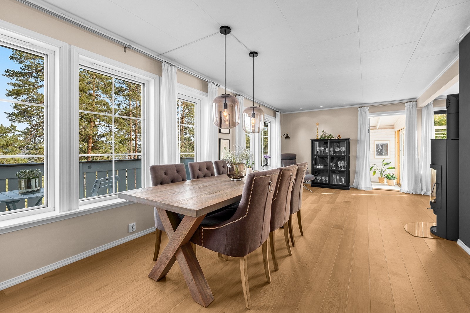Spisestuen har store vindusflater som slipper inn rikelig med dagslys. Galleribilde