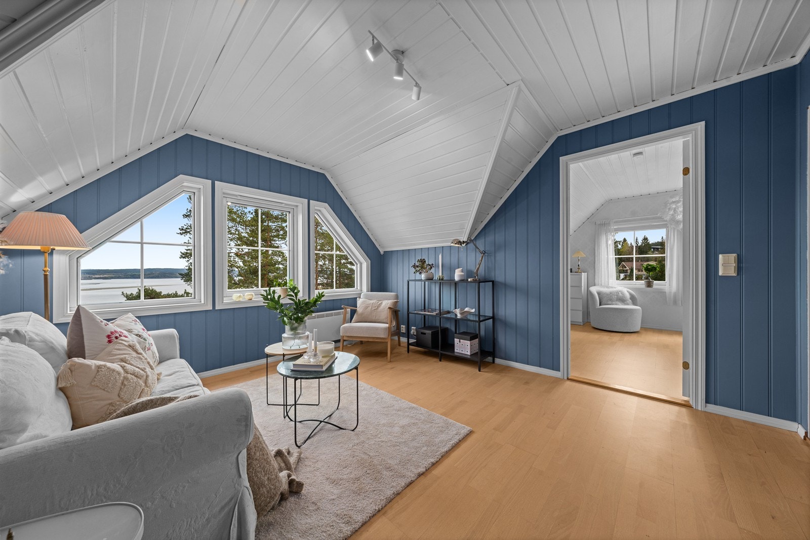 Rommet har en sjarmerende atmosfære med skråtak og panel på vegger og i himling. Galleribilde