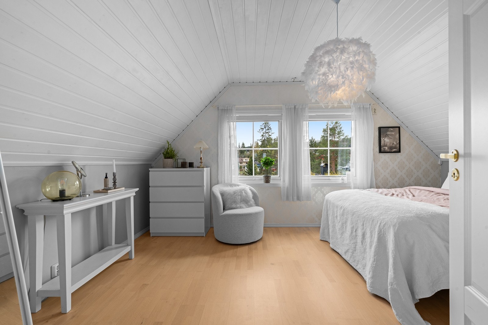 Lyst og innbydende rom på loftet, i dag innredet som hovedsoverom. Galleribilde