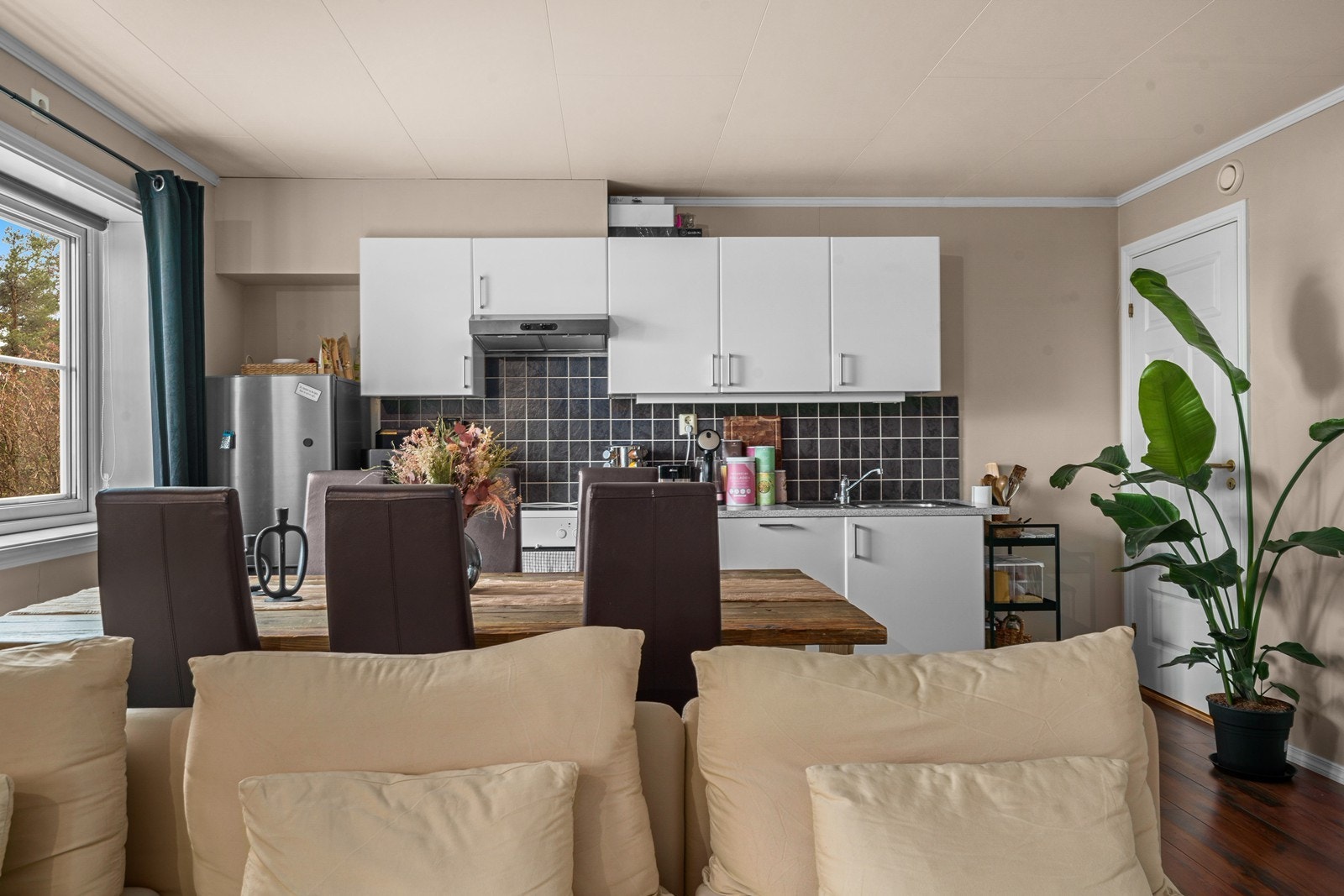 Kjøkkeninnredning fra IKEA (2005) med plass til spisebord. Galleribilde