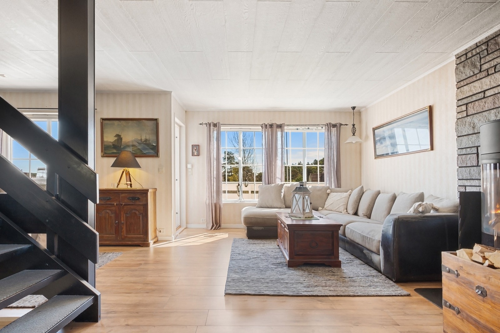Stue med store vindusflater gjør at du kan nyte den vakre utsikten mot fjorden. Galleribilde
