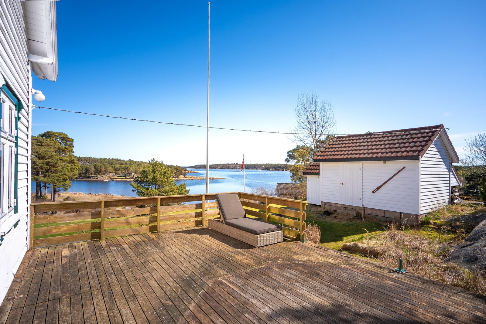 Eiendommen består av et hovedhus, våningshus, låve, stabbur og naust. Galleribilde
