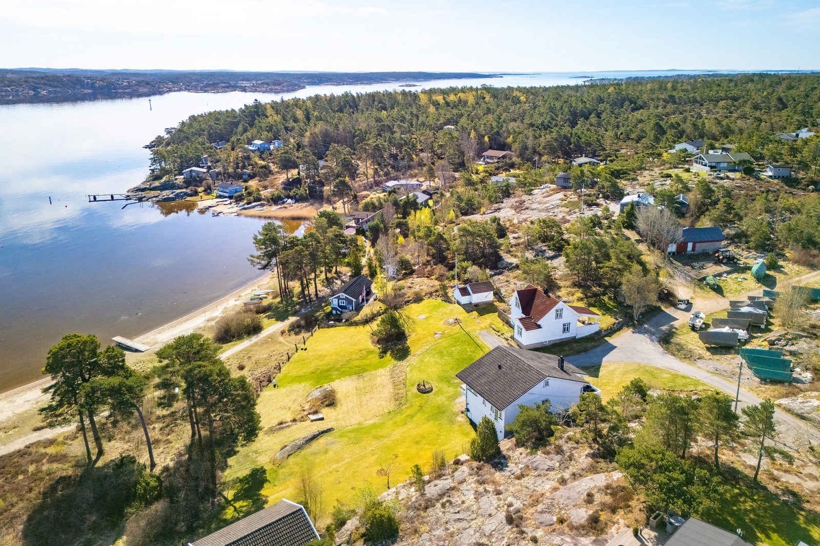 Her har du vidstrakt utsikt over fjorden, øyene utenfor og med fantastiske solforhold fra morgen til kveld. Galleribilde
