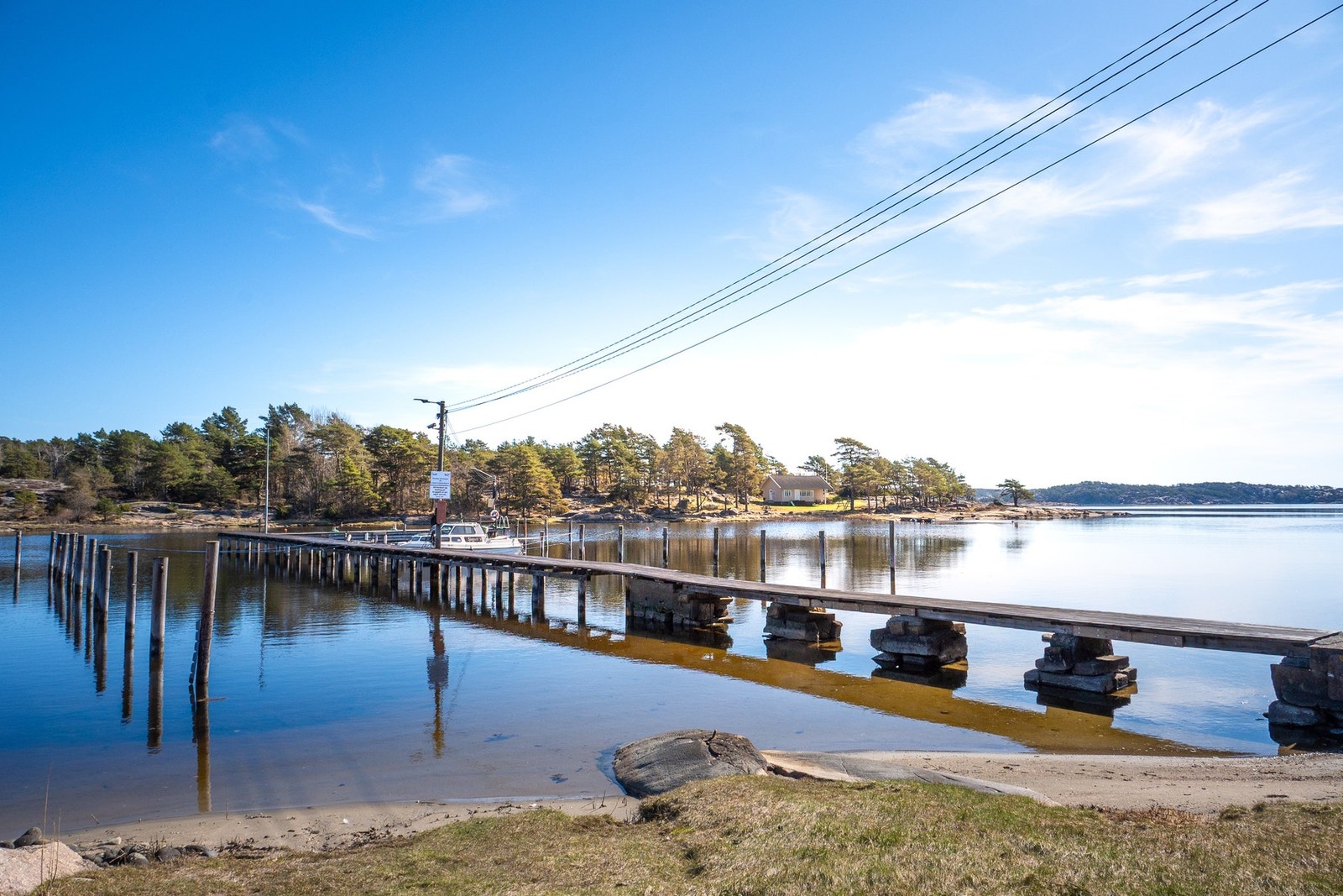 I tillegg til båtplassen rett nedenfor eiendommen, følger det også 2 båtplasser på et større overvåket bryggeanlegg like ved. Galleribilde