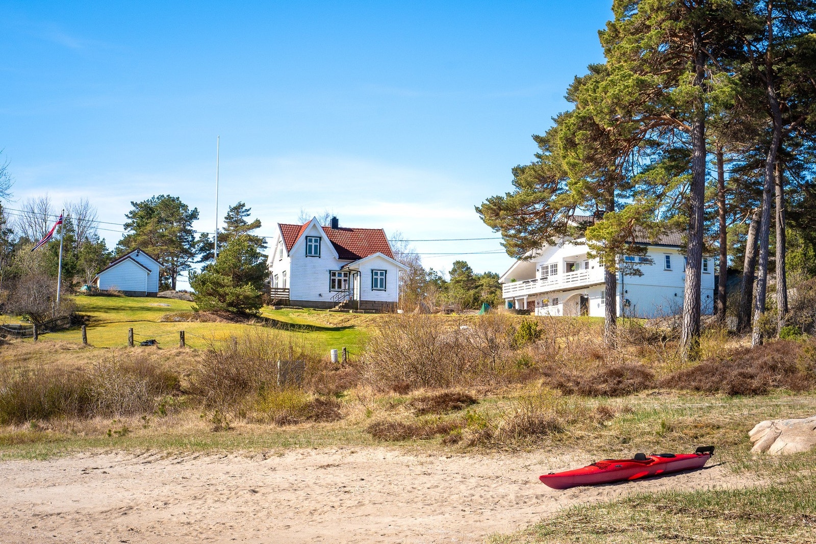 Dette er en fantastisk eiendom av de sjeldne, beliggende privat & solrikt til på idylliske Hvaler. Galleribilde