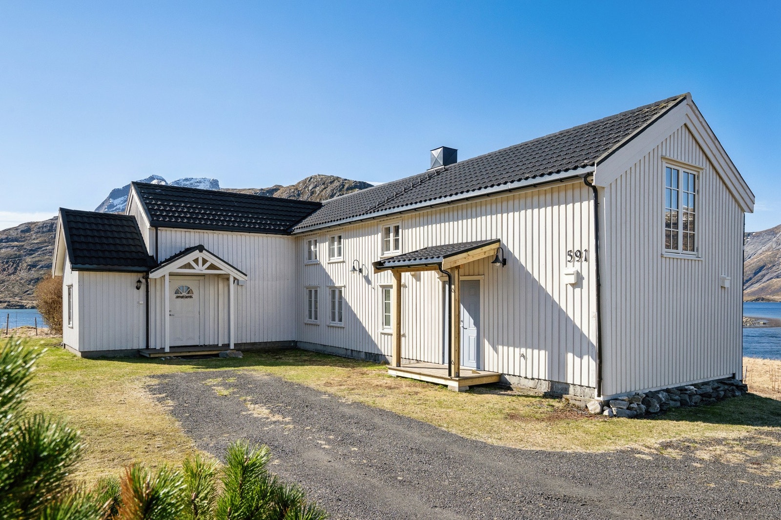 Boligen fremstår som godt vedlikeholdt og ligger fint til i åpne omgivelser med god plass rundt huset. Galleribilde