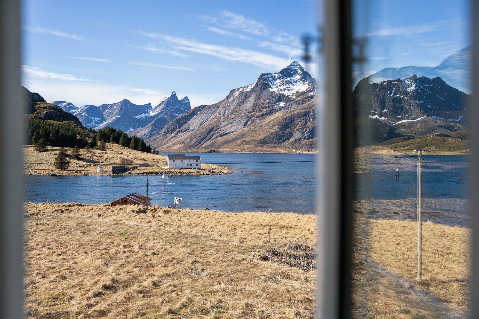 Fra boligen kan du nyte en spektakulær utsikt over hav og fjell - en opplevelse som må sees. Galleribilde
