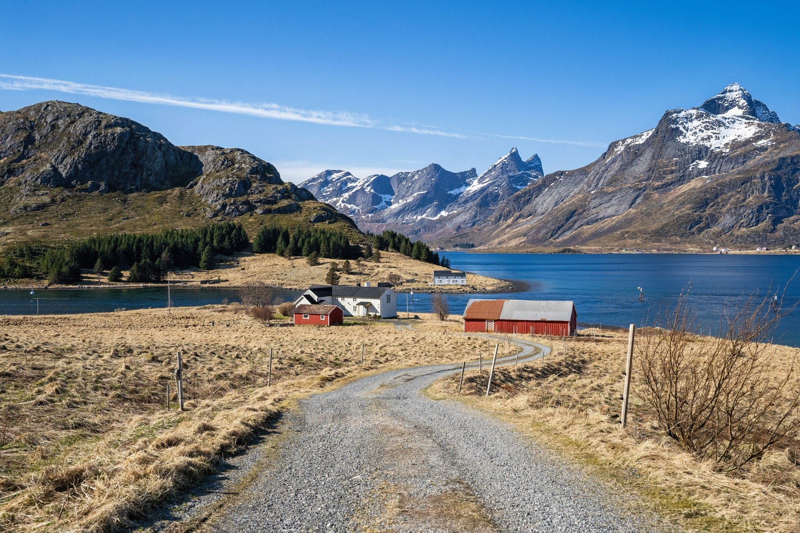 Eiendommen har en helt unik beliggenhet i vakre Lofoten, omgitt av storslått natur og åpent landskap. Galleribilde