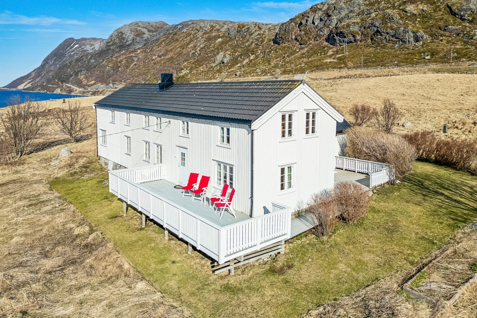 Innholdsrik enebolig med romslig terrasse som gir gode solforhold og fine uteplasser for avslapning og sosiale sammenkomster. Galleribilde