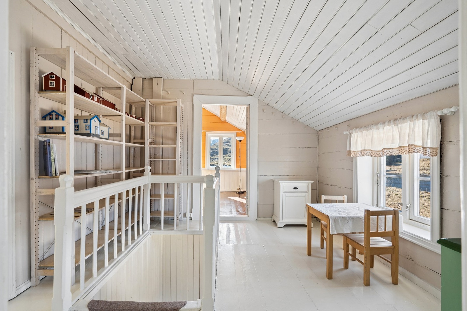Lyst og åpent rom i loftsetasjen med gode muligheter for opphold eller hobby. Galleribilde