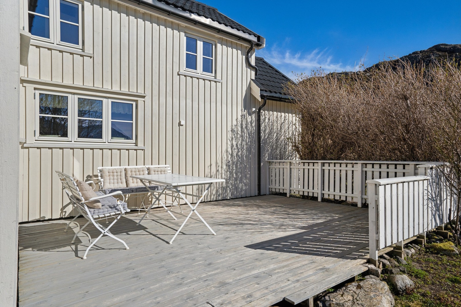 Skjermet uteplass med plass til sittegruppe - ideelt for avslapning i rolige omgivelser. Galleribilde