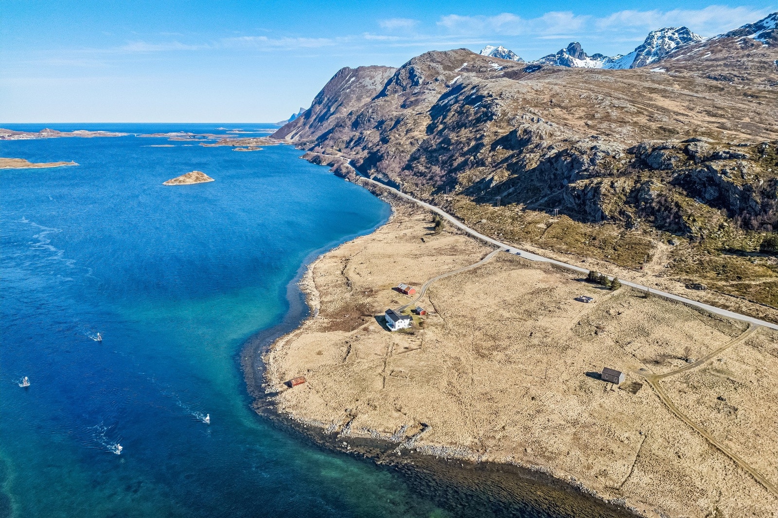 Nærområdet kjennetegnes av åpne landskap og lite bebyggelse, som gir en sjelden følelse av ro og rom rundt eiendommen. Her bor du skjermet til med gode lysforhold og god avstand til naboer. Galleribilde