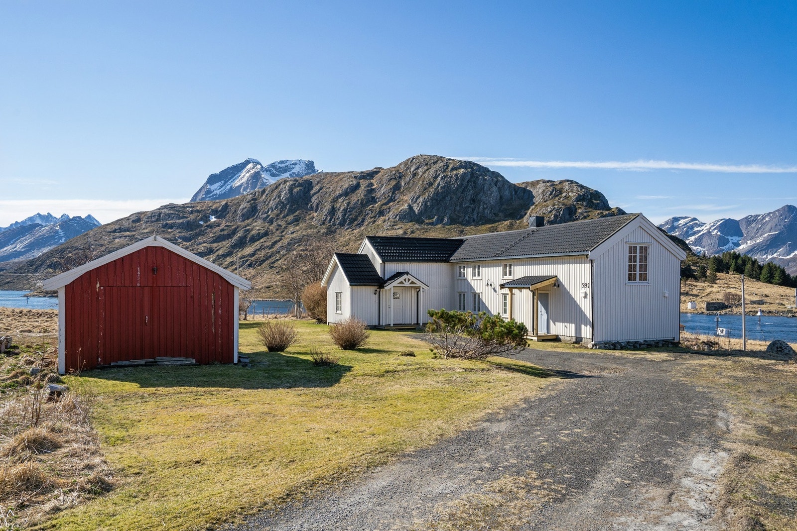 Romslig tomt med god plass rundt boligen og enkel adkomst. Galleribilde