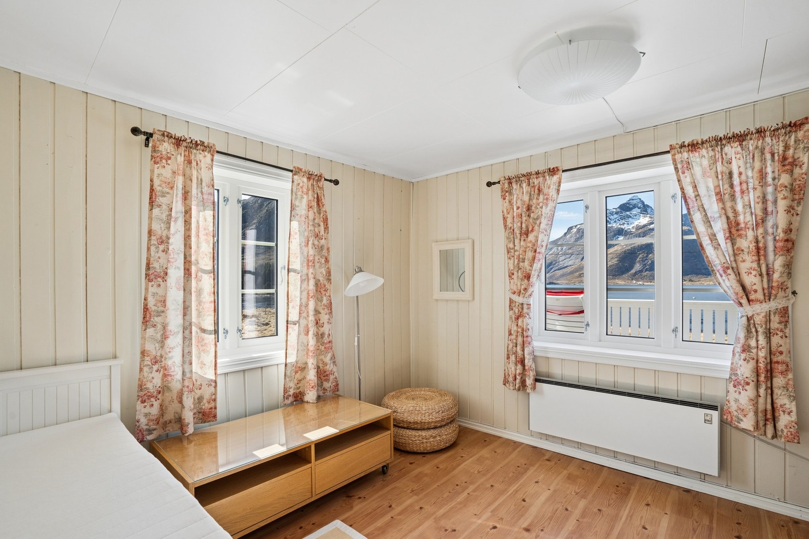Lyst og trivelig soverom med gode møbleringsmuligheter og plass til seng og oppbevaring. Galleribilde