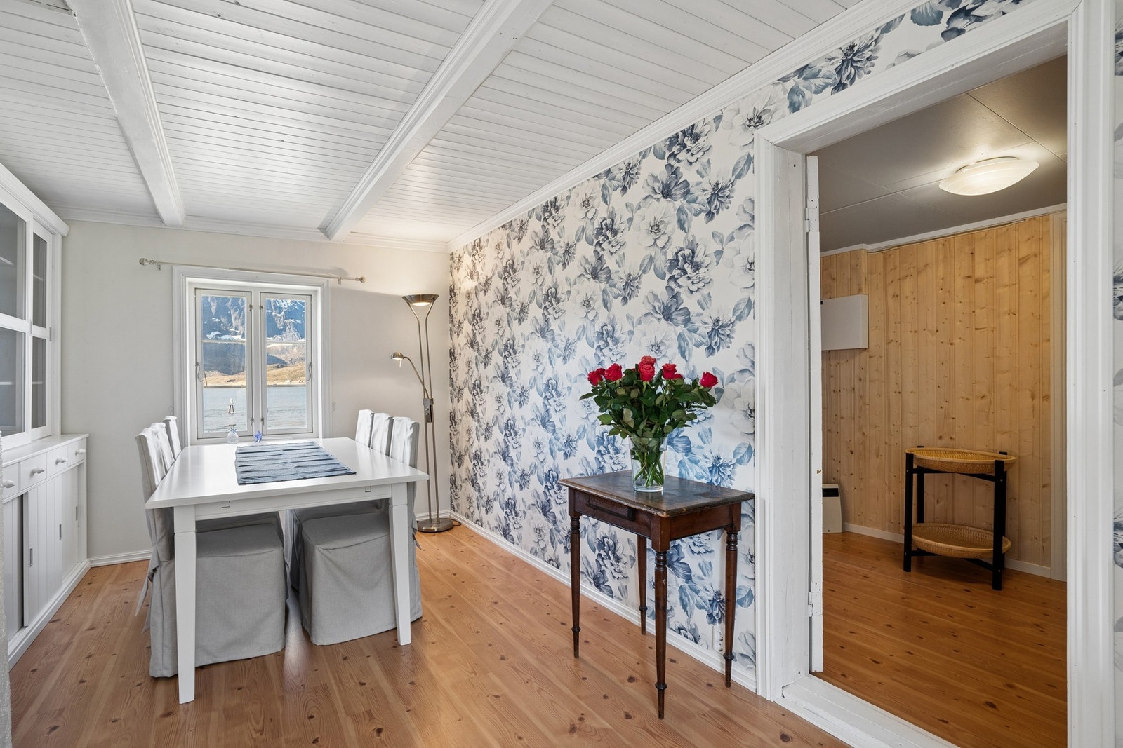 Egen spisestue med plass til spisebord, ideelt for både hverdagsmiddager og hyggelige sammenkomster. Galleribilde