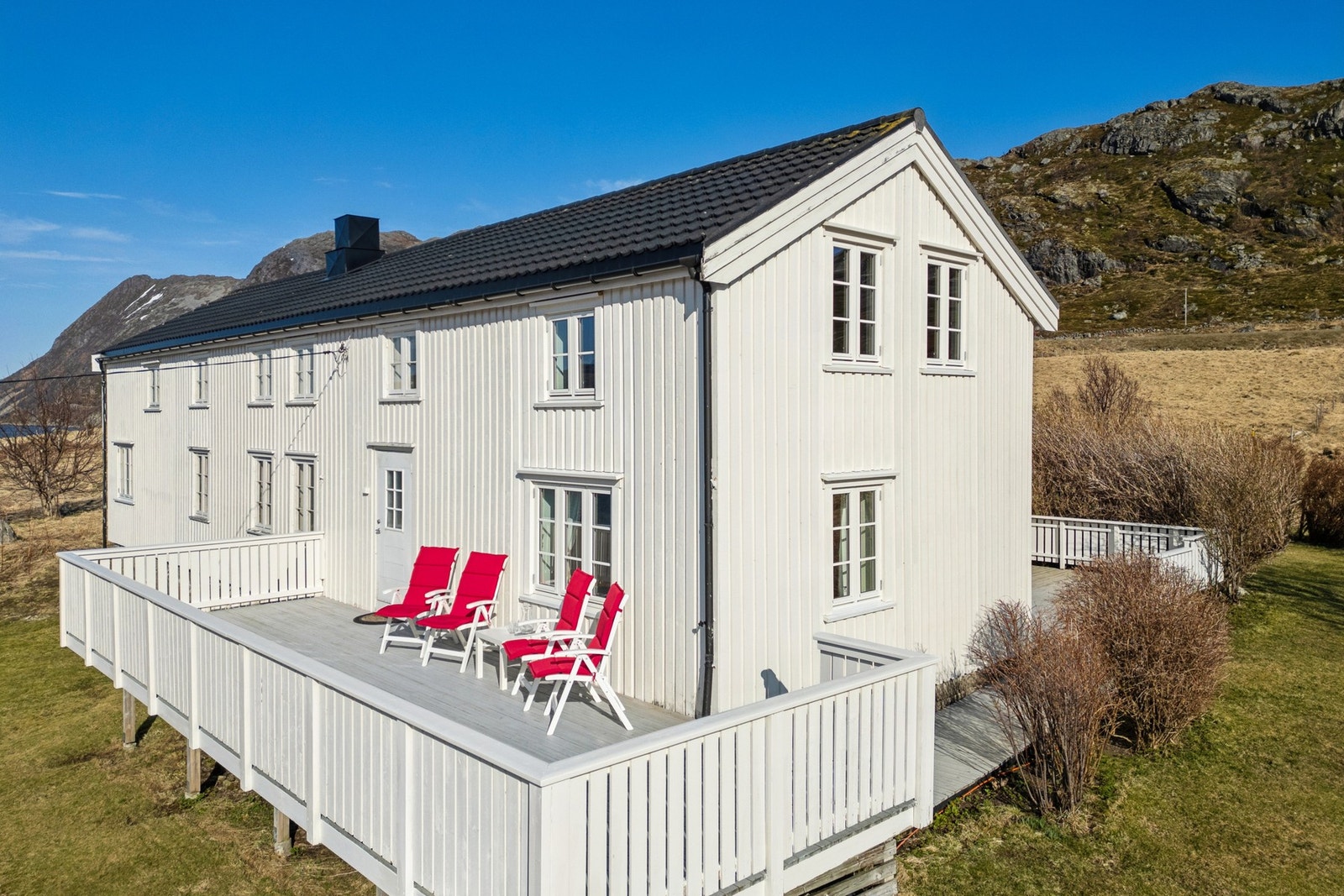 Boligen har flere uteplasser som gir gode solforhold og mulighet for å følge solen gjennom dagen. Galleribilde