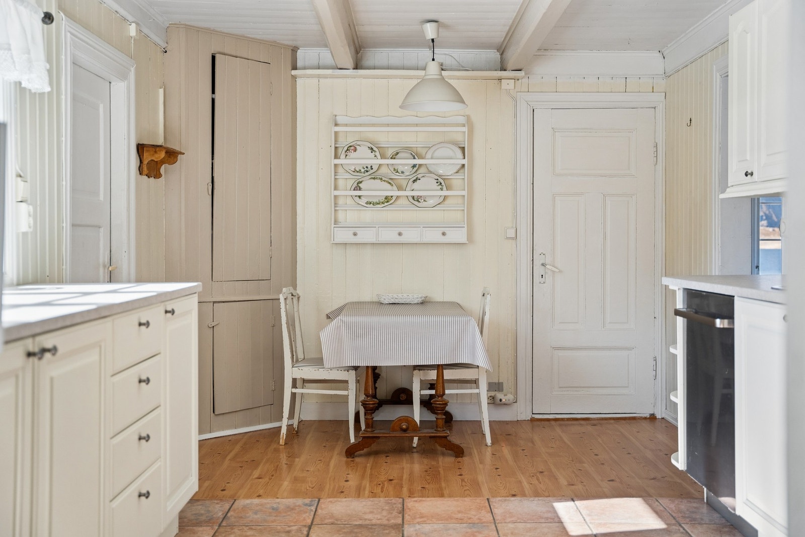 Kjøkkenet har en tradisjonell stil med lyse fronter og plass til et koselig frokostbord. Galleribilde