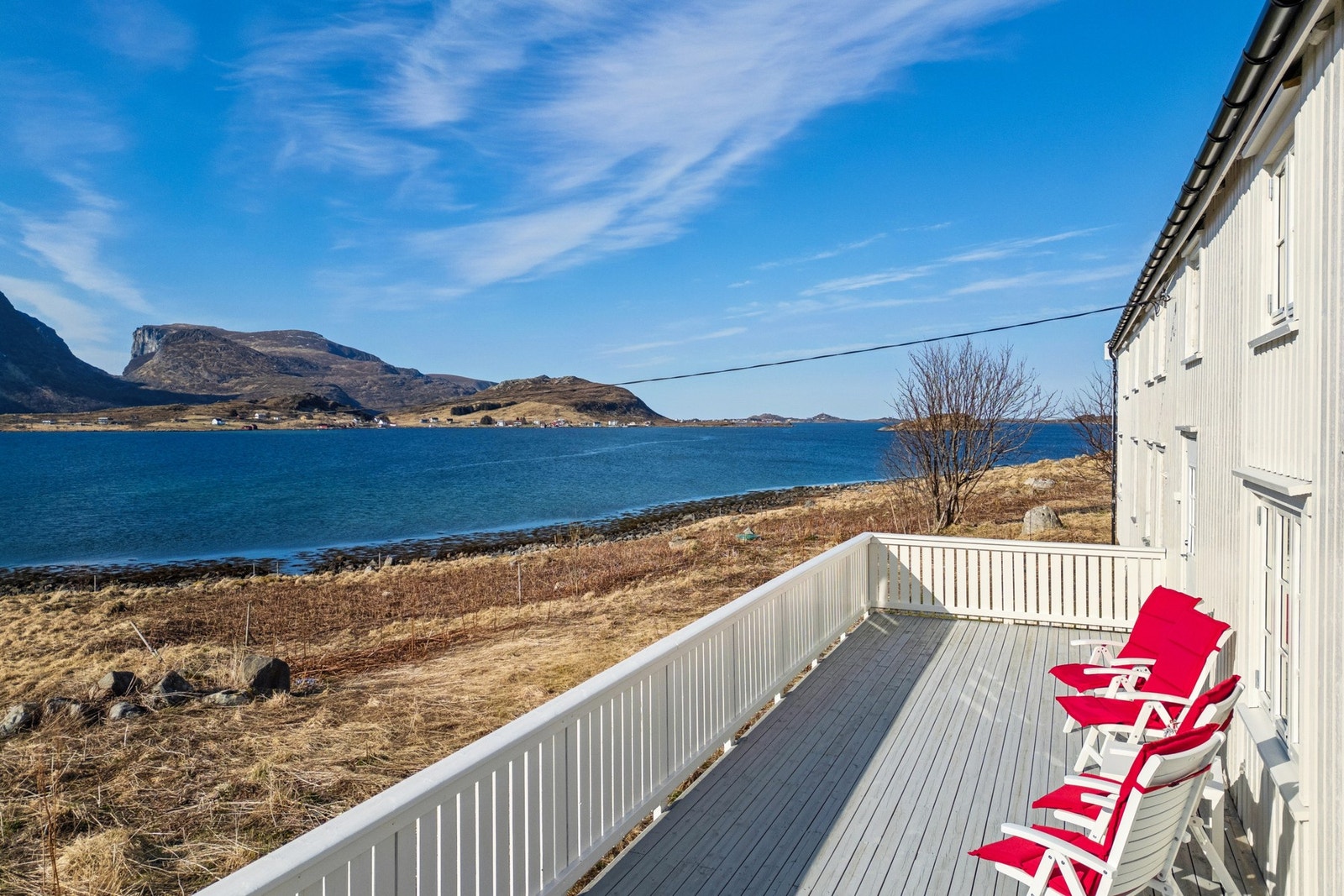 Fra terrassen kan du nyte fantastisk utsikt mot havet - perfekte forhold for rolige morgener og sene sommerkvelder. Galleribilde