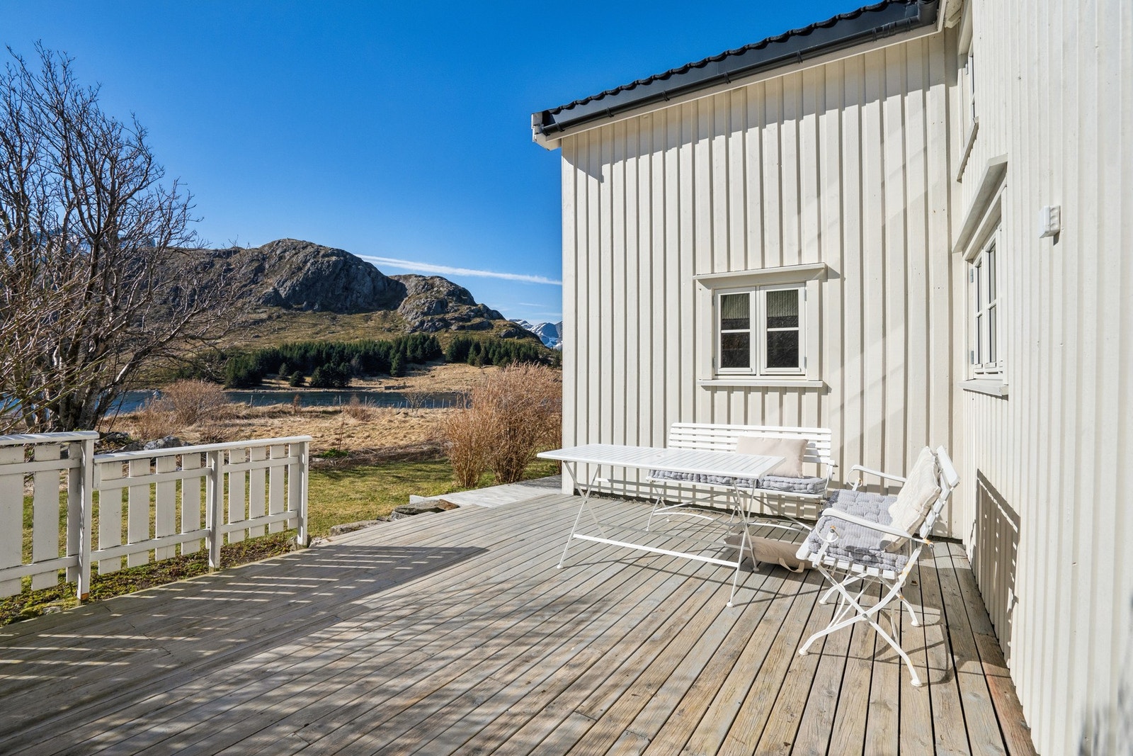 Uteområdet gir en naturlig overgang mellom bolig og det vakre landskapet rundt. Galleribilde