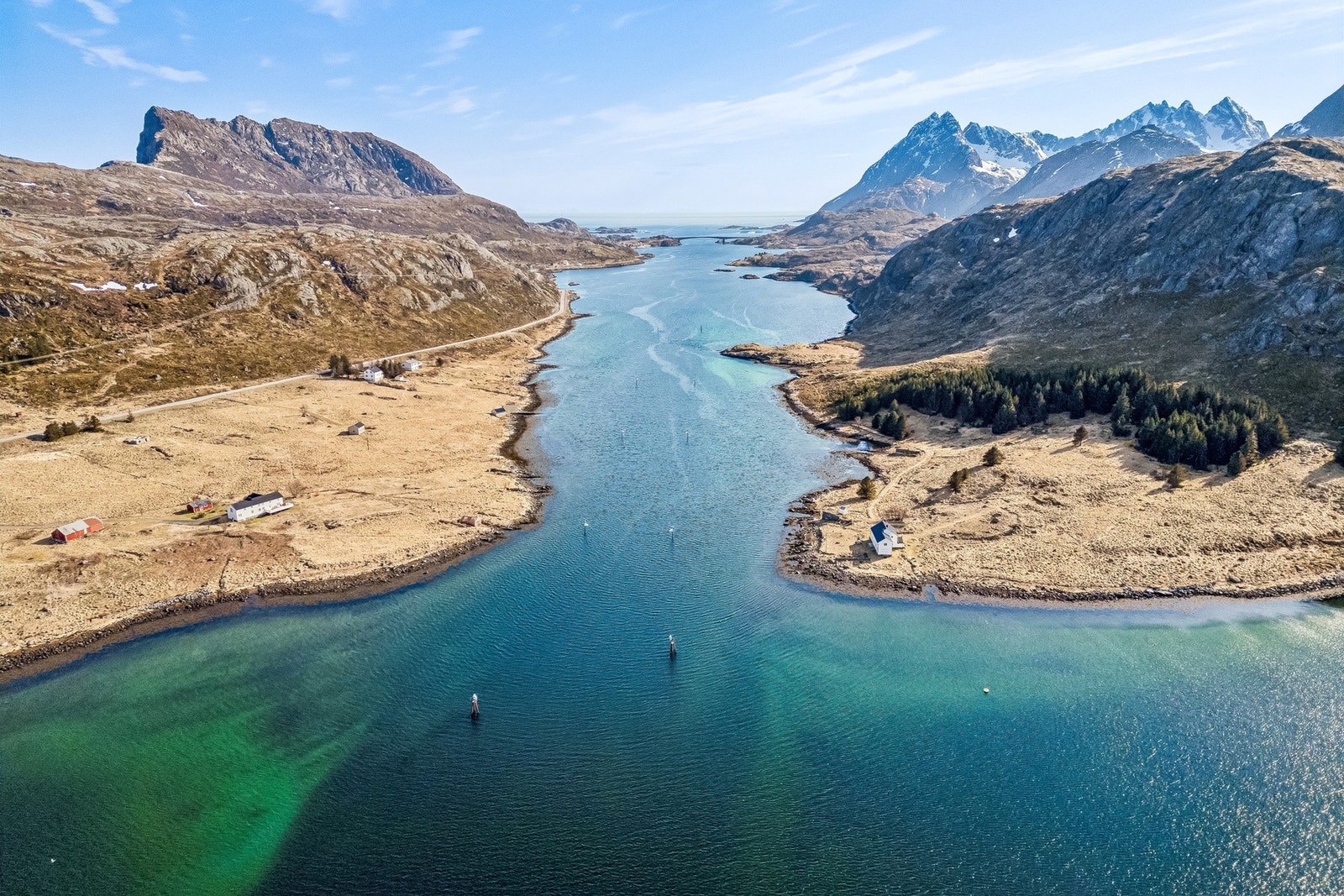 Fra eiendommen har du umiddelbar nærhet til sjø, fjell og flotte turområder - perfekte forhold for friluftsliv året rundt. Straumen er en ekte straum som skifter retning med tidevannet og man kan sitte og se på det og følge krusningene og virvler i vannet Galleribilde