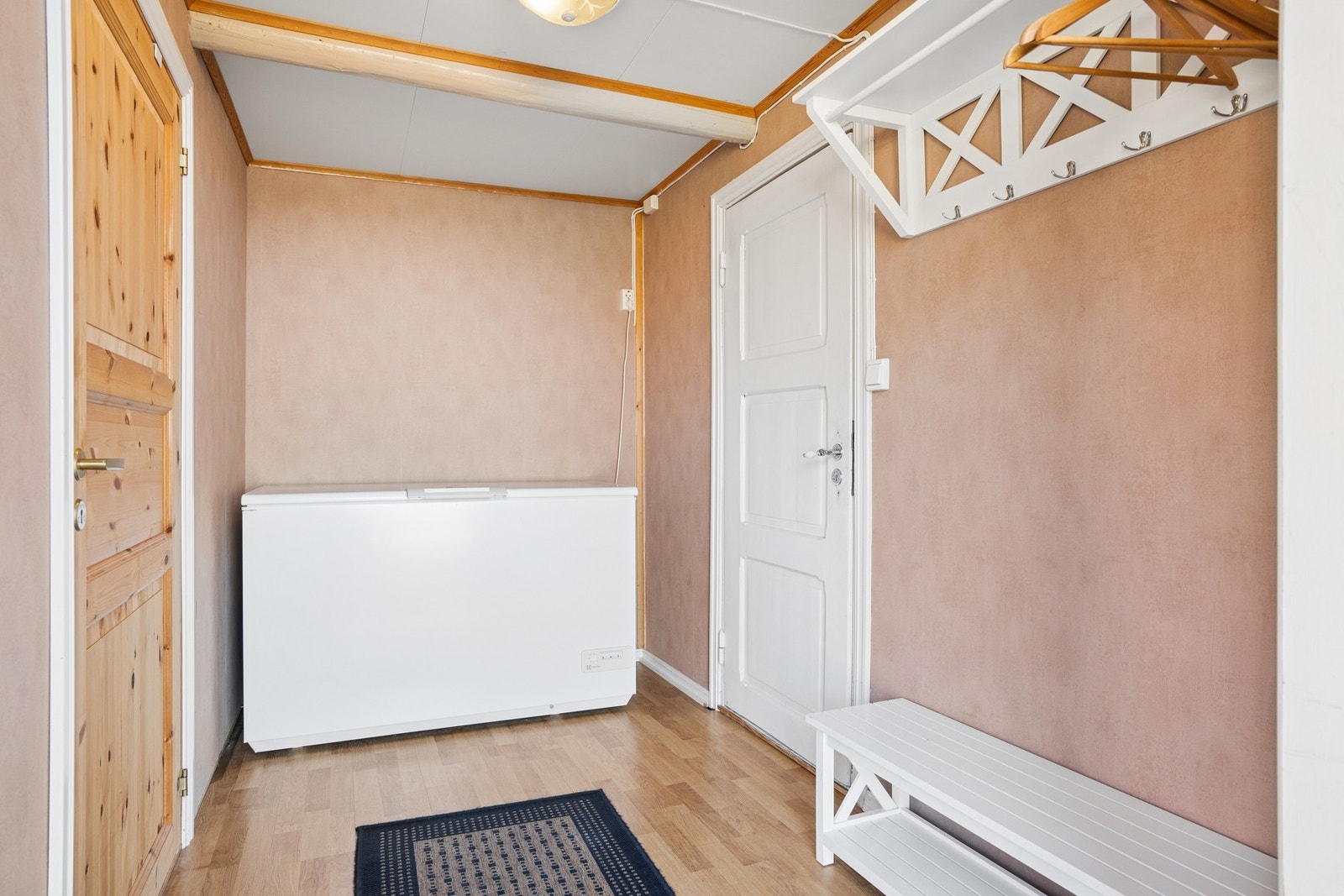 Entré med god plass til oppbevaring av yttertøy og sko, og en praktisk overgang til resten av boligen. Galleribilde