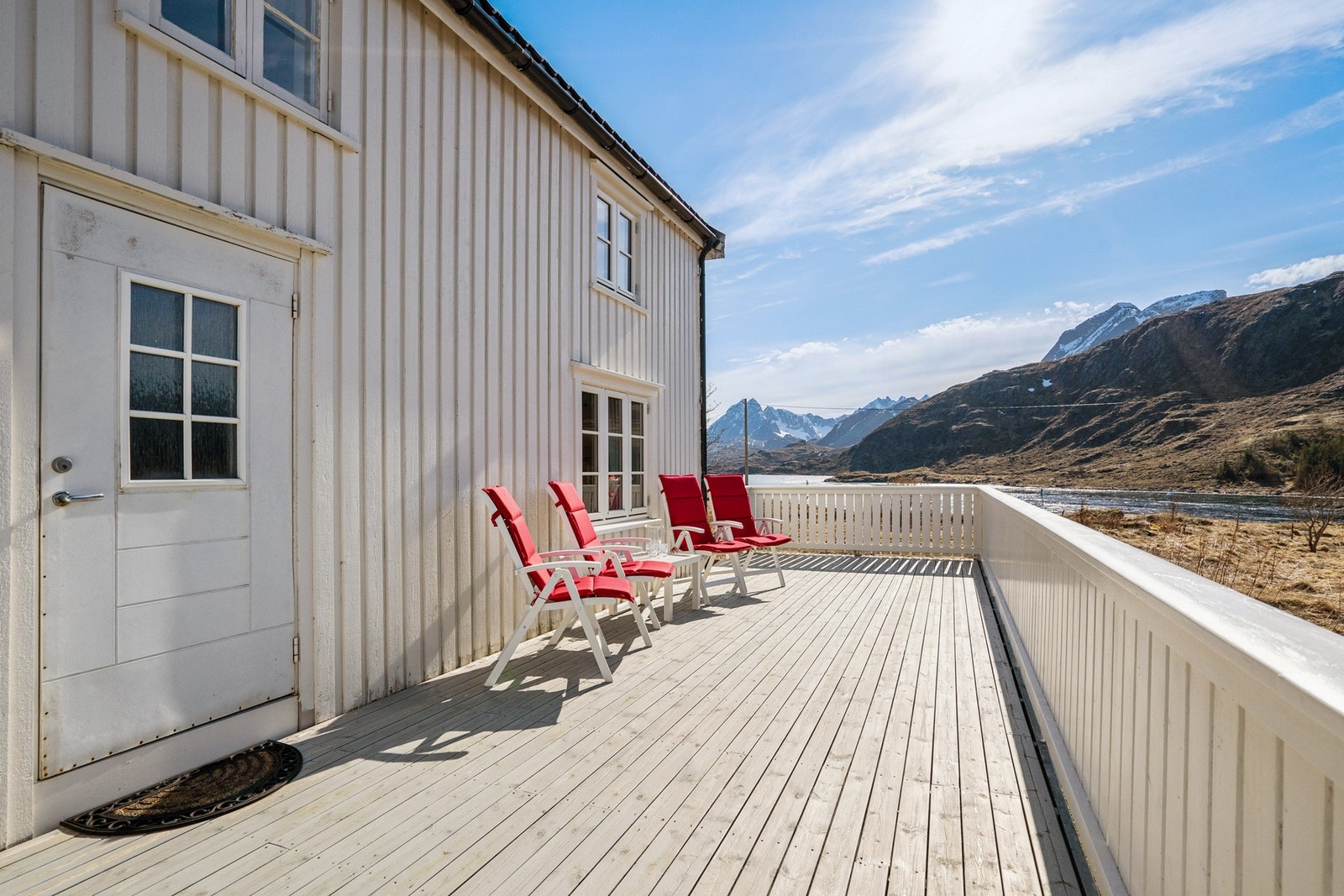 Lang og romslig terrasse med god plass til utemøbler og sosiale soner. Galleribilde