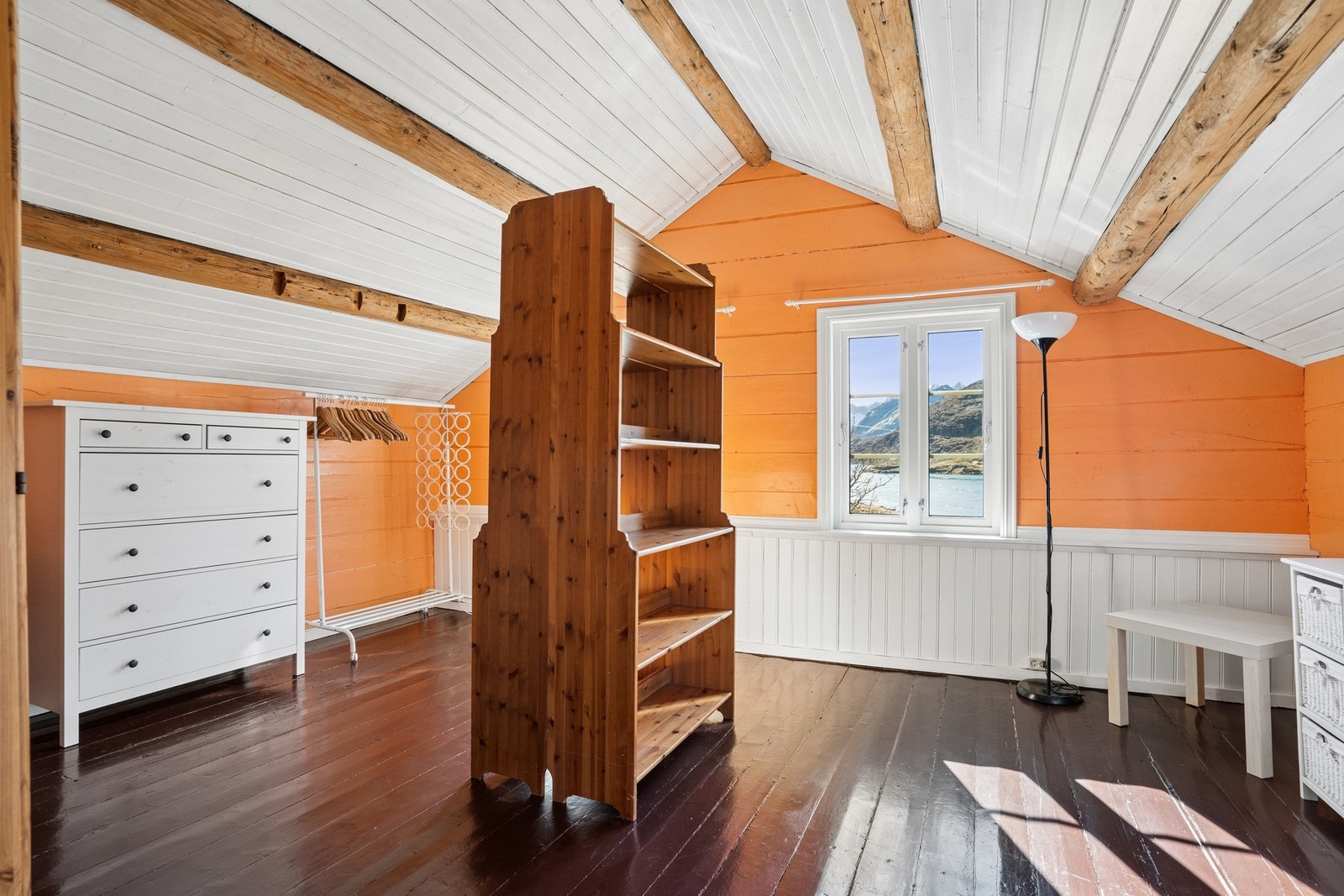 Soverom med synlige bjelker og god romfølelse. Galleribilde