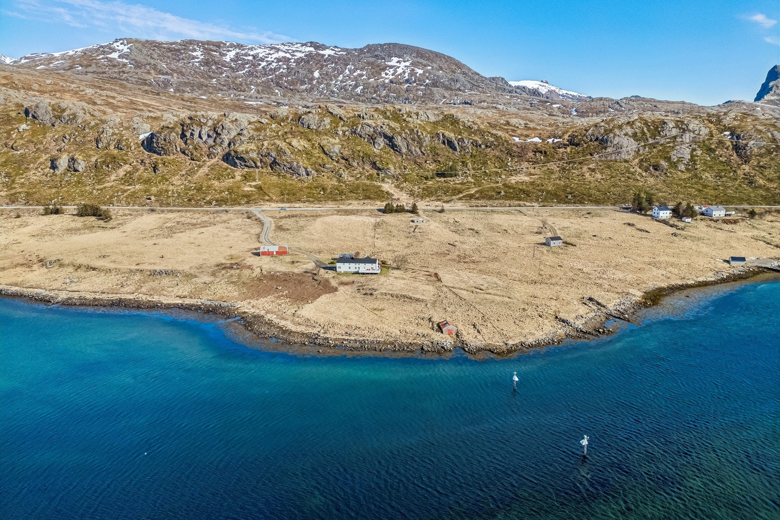 Området byr på rolige omgivelser med lite trafikk og en avslappet atmosfære. Ca. én times kjøretur tar deg til Leknes sentrum med et godt utvalg av butikker og servicetilbud. Galleribilde