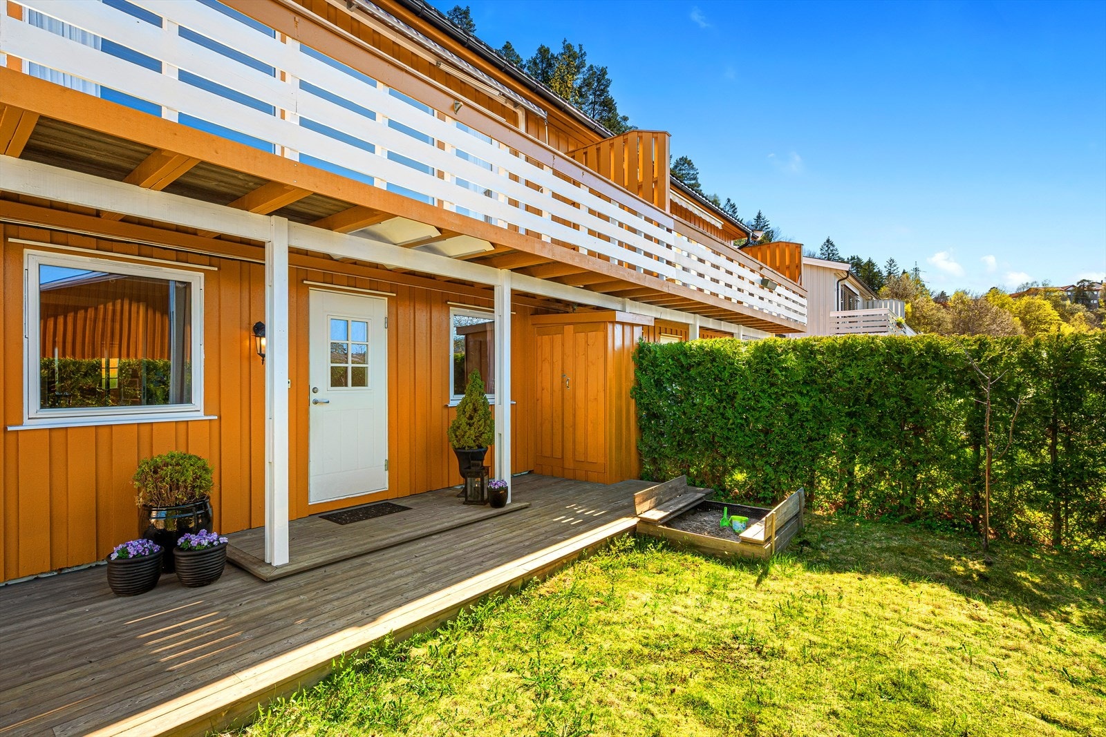 Fra stuen er det utgang til en veranda på vestsiden, utstyrt med markise som gir gode sol- og skjermingsforhold. Galleribilde