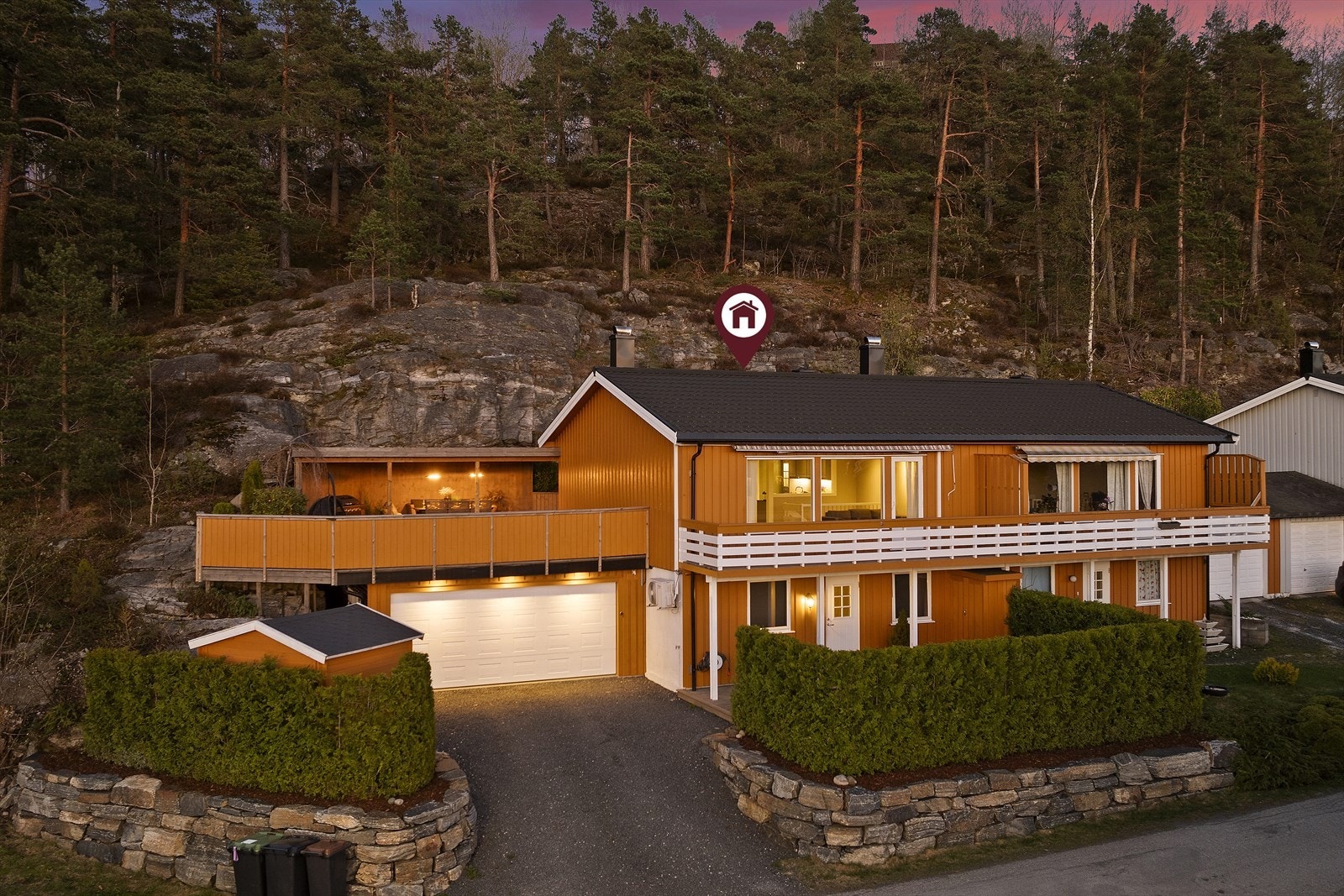 Leiligheten er en endeenhet, noe som gir gode lysforhold og ekstra privatliv, samt gode parkeringsmuligheter. Galleribilde