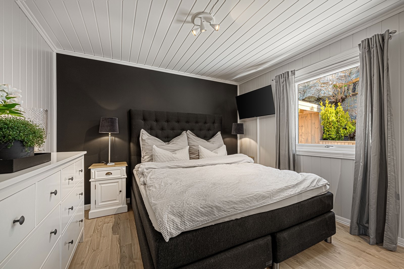 Hovedsoverommet er malt i lyse toner kombinert med en mørkere kontrastvegg. Galleribilde