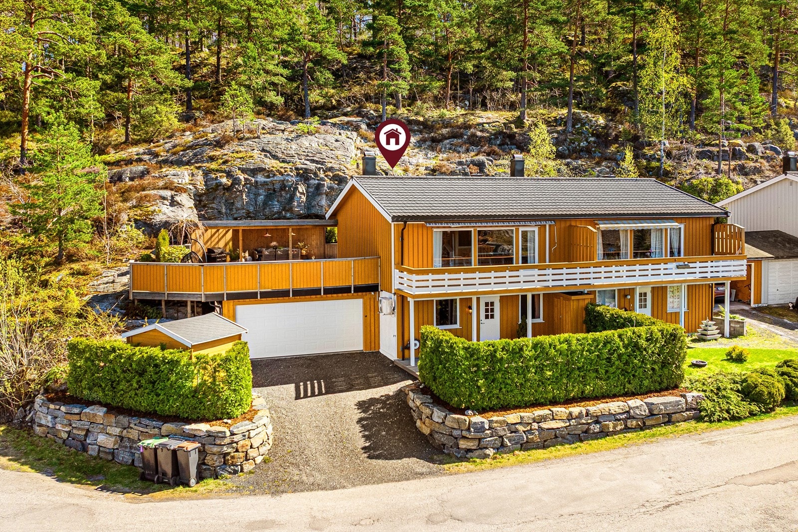 Velkommen til Blåveisdalen 12B! Oppgradert tomannsbolig med 100 kvm veranda, kveldssol og dobbel garasje. Foto: Dag Frogner / Boligfotograf1. Galleribilde