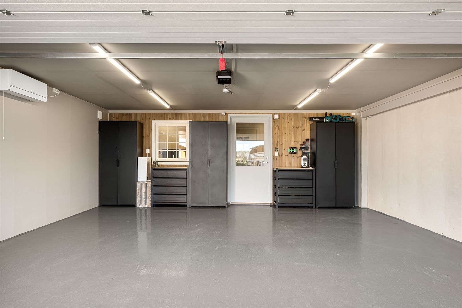 Garasjen er utstyrt med automatisk portåpner, varmegjenvinnende ventilasjon samt installert avfukter, noe som gir en komfort og standard utover det man normalt forventer. Galleribilde