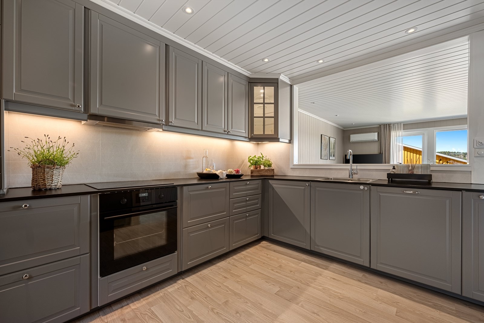 Innredningen har delvis integrert belysning som gir en fin effekt. Veggene er malt i en moderne grønnfarge, og det er downlights i himling. Galleribilde