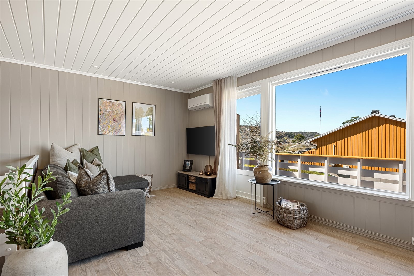 Herfra er det utgang til en stor, skjermet veranda med nord- og vestvendt orientering og gode solforhold fra formiddag til kveld. Galleribilde