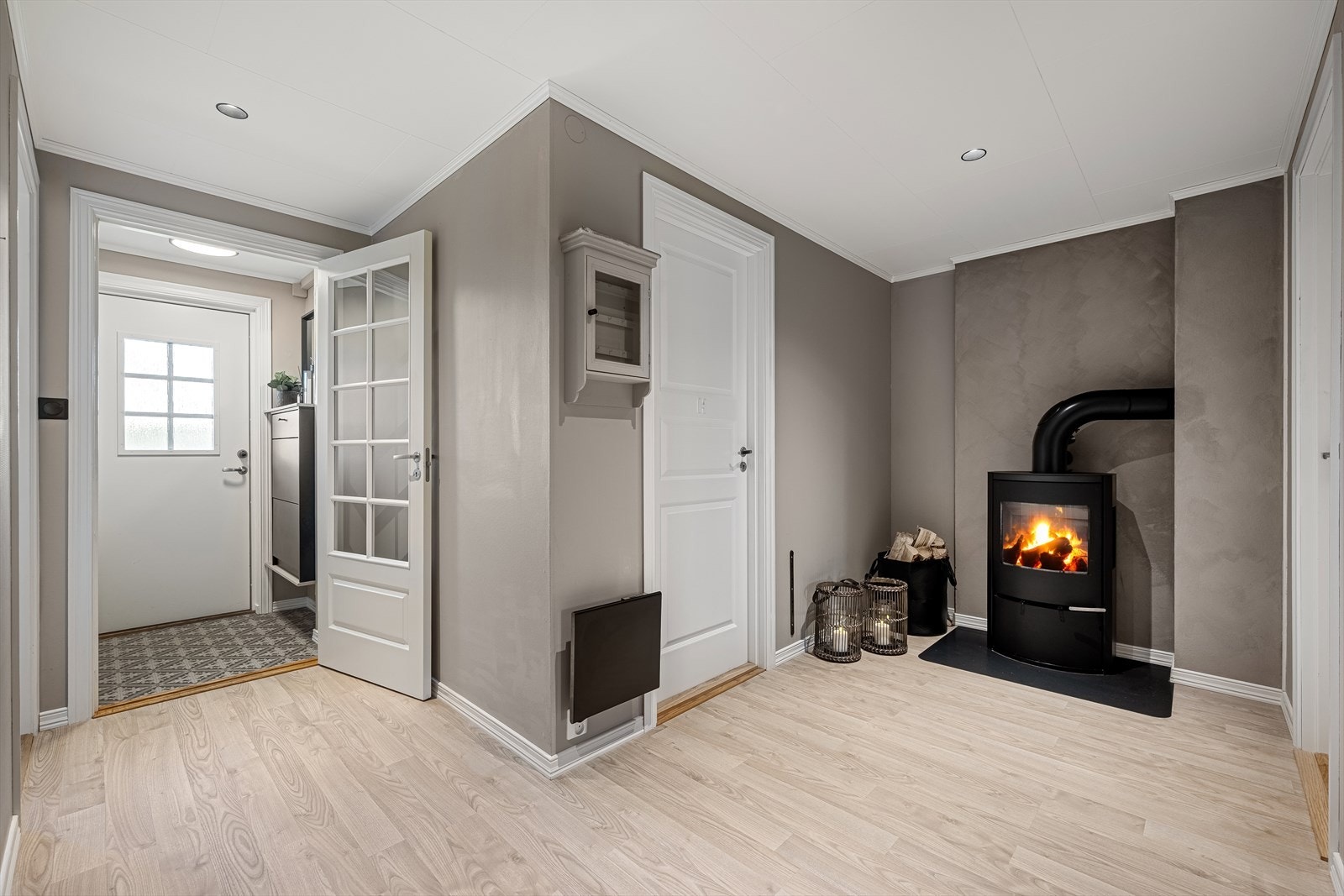 I entréen finnes skyvedørsgarderobe med speilfronter samt en fin vedovn som bidrar til en lun atmosfære. Galleribilde