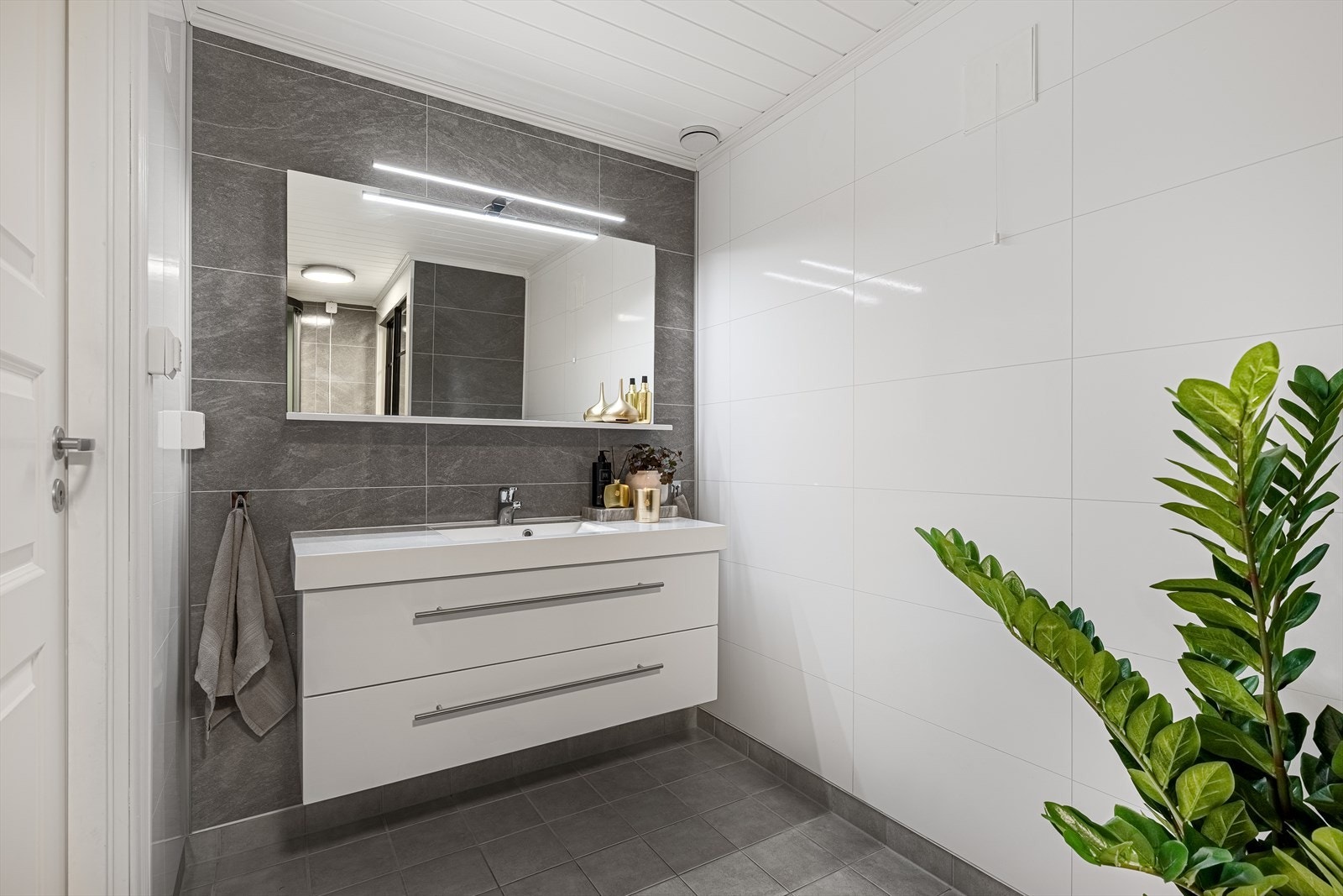 Badet er fra 2015, og ble ytterligere oppgradert i 2017. Dusjkabinettet ble skiftet i 2022. Galleribilde