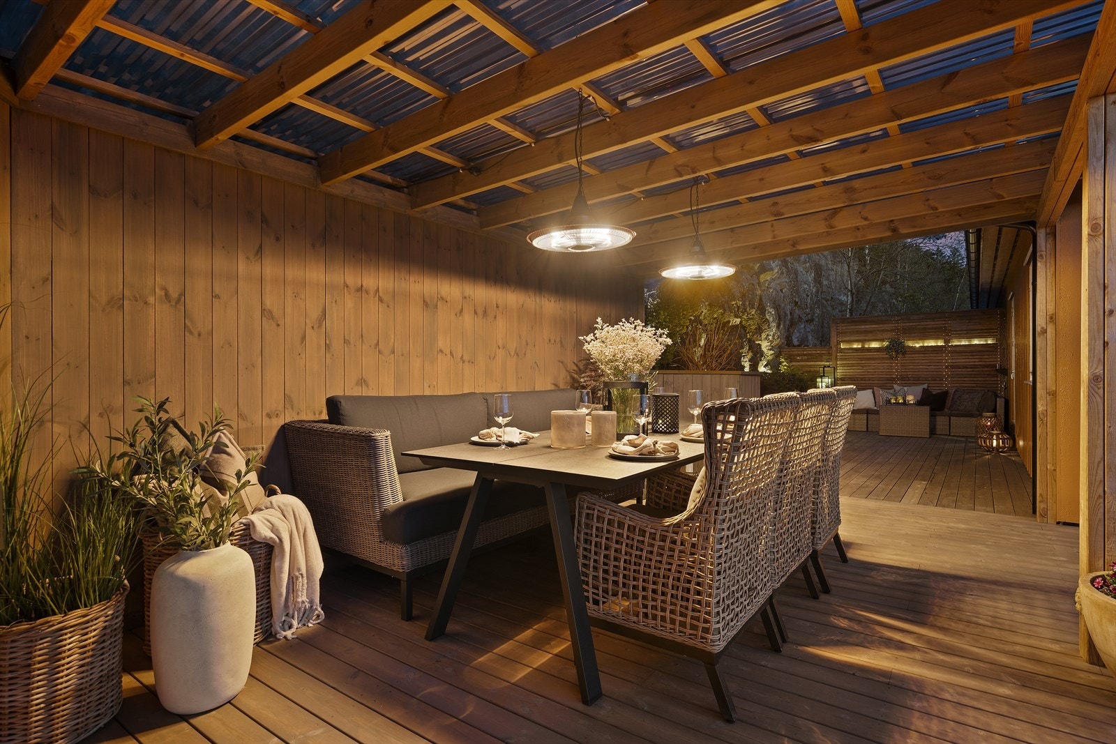 Her er det etablert pergola og utekjøkken, som gjør området ideelt for lange, gode sommerdager og kvelder. Galleribilde