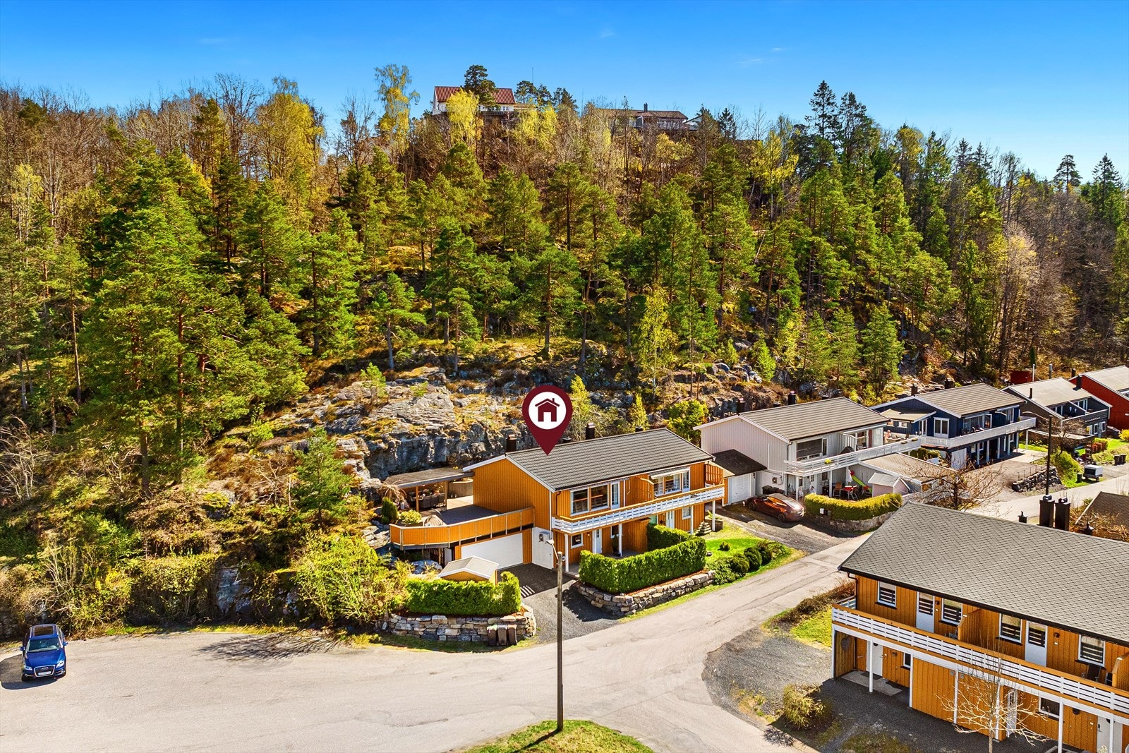 Boligen er på ca.117 kvm, og sammen med den romslige uteplassen og den svært anvendelige garasjebygningen, fremstår dette som en sjelden mulighet. For deg som er på jakt etter en leilighet med det lille ekstra, er dette en bolig som virkelig bør oppleves. Galleribilde