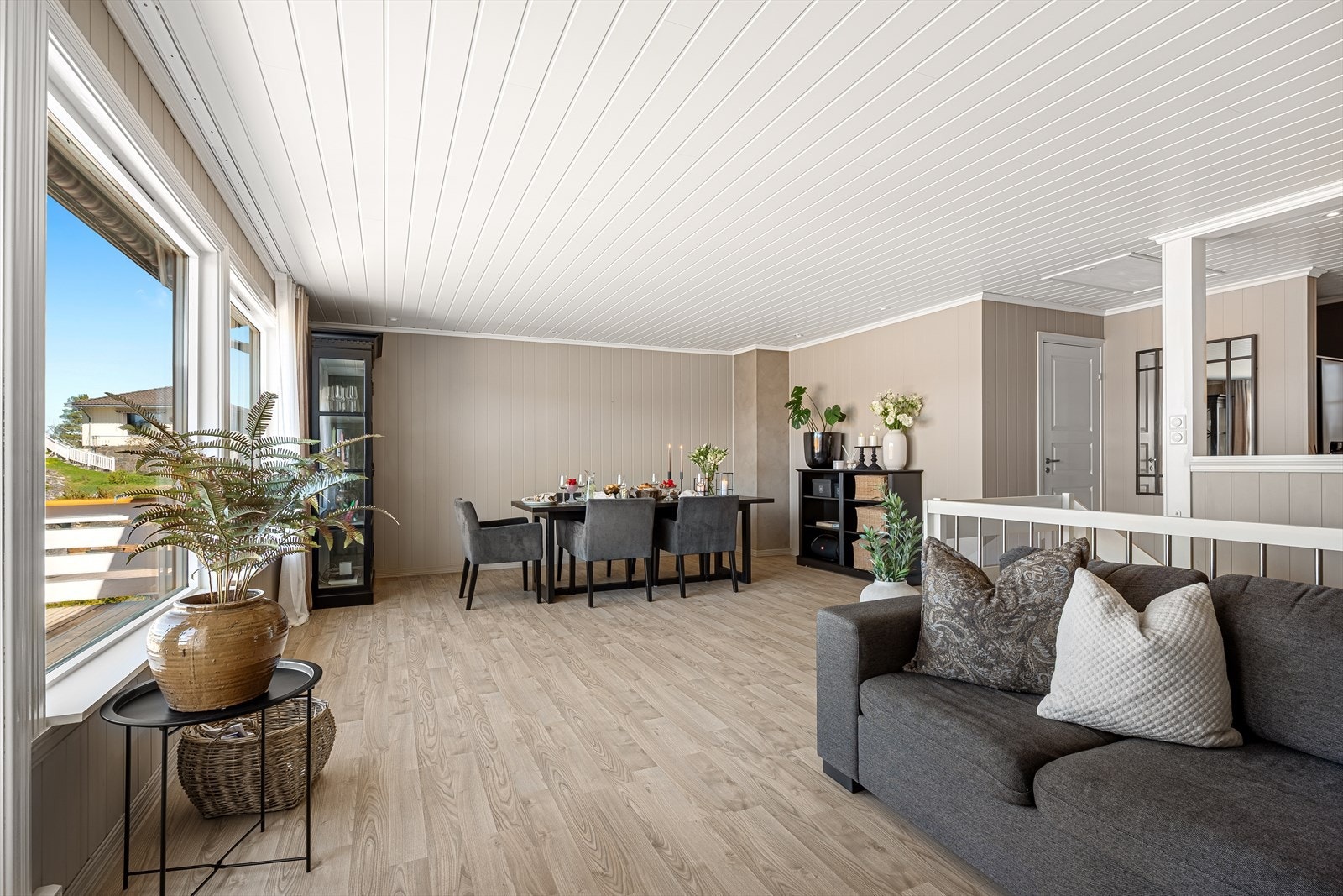 Stuen fremstår lys og romslig med store vindusflater som gir godt lysinnslipp. Her er det utgang til vestvendt veranda med markise. Galleribilde
