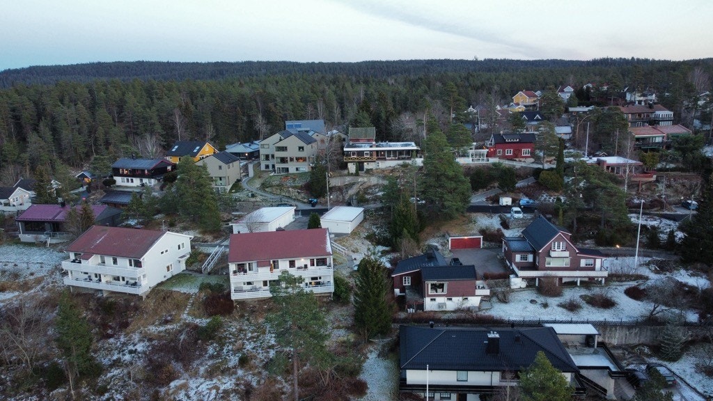 Tomannsboligen ligger attraktivt til på en høyde med panorama utover Oslo og marka i bakkant Galleribilde